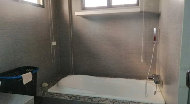 Villa parvekkeella Villa - Sleeps 10 - Communal Pool - Parking