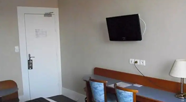 Трёхместный номер Standard Logis Hotel des Bourbons Montluçon Climatisé