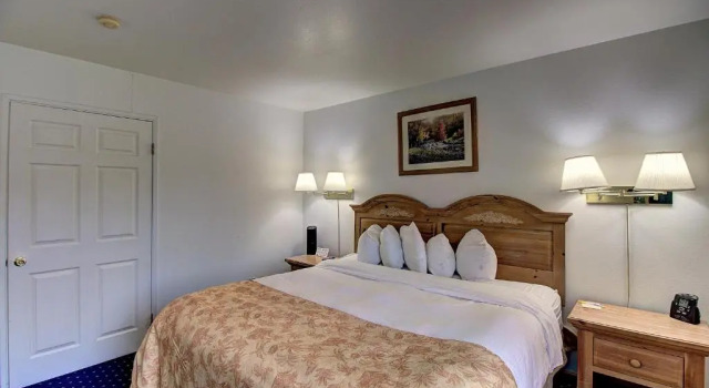 Люкс Days Inn & Suites by Wyndham Lolo