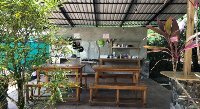 Коттедж Don Jons Surf and Yoga Lodge