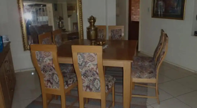 Кровать в общем номере Fourways Backpackers Lodge