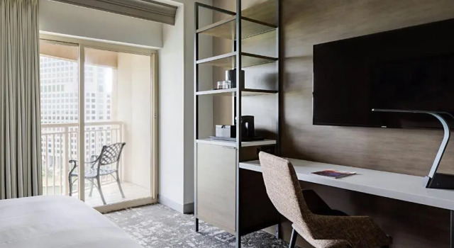 Номер Standard с балконом и с видом на озеро Marriott Dallas Las Colinas