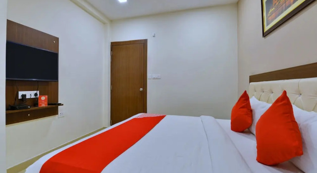 OYO 11523 Crown Club, Забронировать Отель Отели штата Раджастхана с парковкой, Парковка