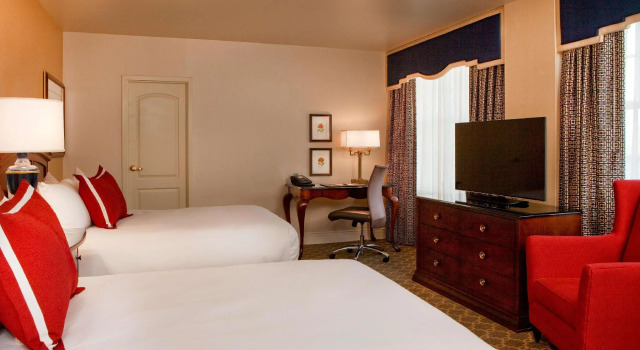 Четырёхместный номер Standard Hotel Roanoke & Conference Center, Curio Collection by Hilton