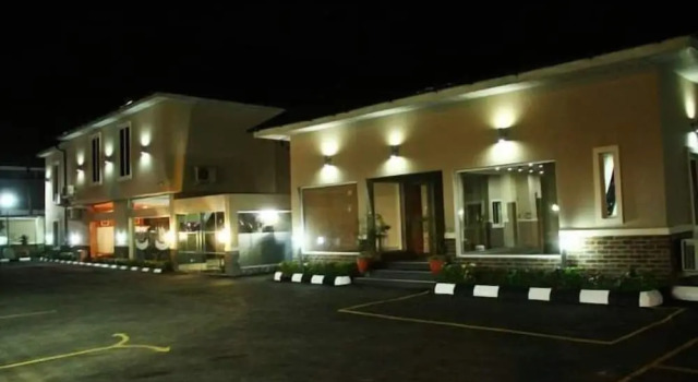 Cromwell Courtyard hotel, Book Hotel Ikeja 