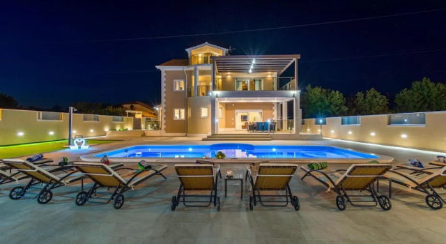 Nice home in Dubrava kod Sibenika w/ Outdoor swimming pool, WiFi and 5 Bedrooms