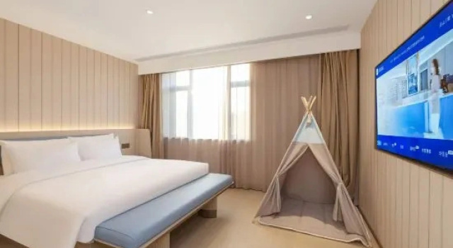 Семейный люкс с 2 комнатами с балконом HanTing Hotel (Eurasia Shopping Center, Tongjiang Road, Baishan)