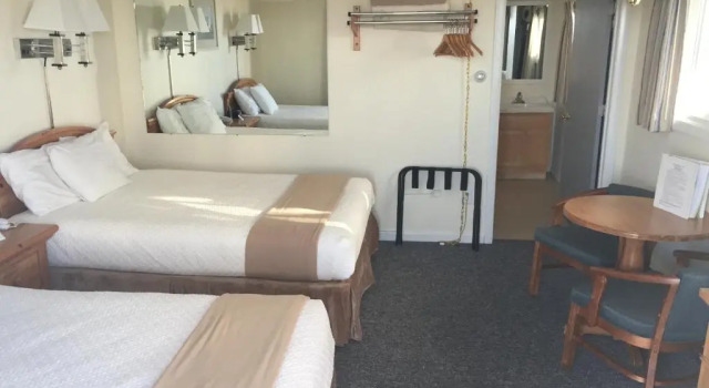Четырёхместный номер Standard с видом на море Sea Cliff House Motel