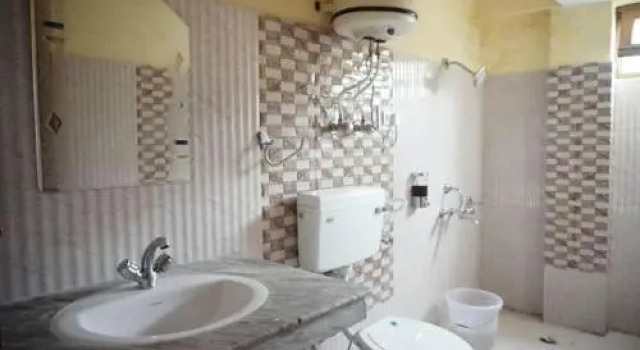 Hotel Old Smugglers with Balcony mountain view AC Hot and Cold Near to Hadimba Temple, Забронировать Отель Отели Манали с бассейном, Бассейн