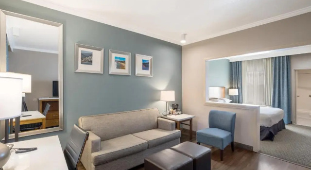 Люкс с балконом MainStay Suites Orange County John Wayne Airport