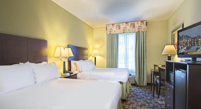 Четырёхместный номер Standard Holiday Inn Express Hotel & Suites Port St. Lucie West by IHG