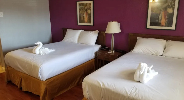 Четырёхместный номер Economy с балконом Santa Fe Inn - Pueblo
