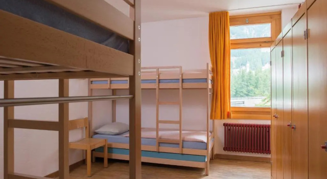 Кровать в общем номере с красивым видом из окна Pontresina Youth Hostel