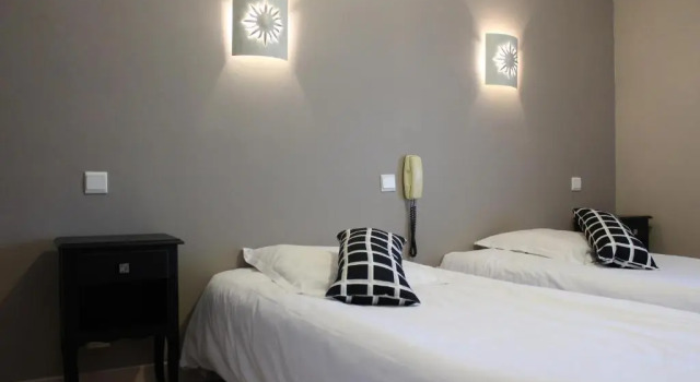 Hôtel Les Glycines, Rezervovat Hotel Hotely v Remoulins s parkováním, Parkování
