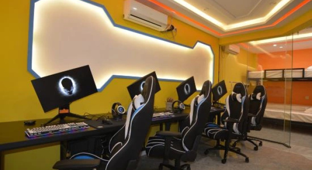 Четырёхместный люкс Ledian E-games Hotel
