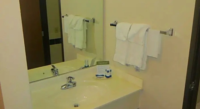 Четырёхместный номер Standard AmericInn by Wyndham Manitowoc