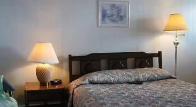 Четырёхместный номер Classic с балконом Hillside Motel