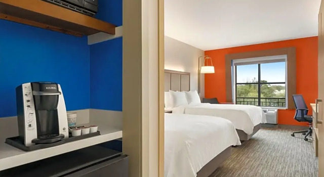 Четырёхместный номер Executive Holiday Inn Express & Suites Mt. Pleasant by IHG