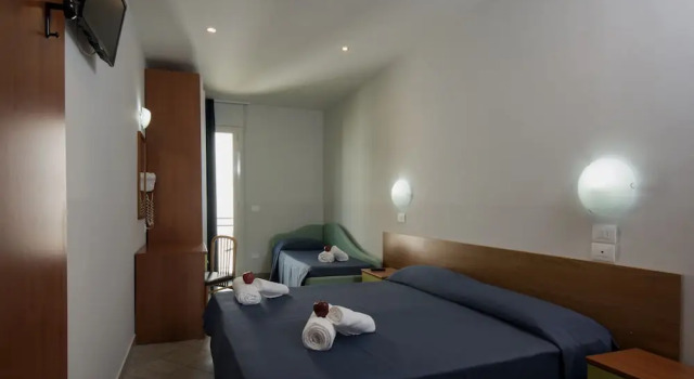 Трёхместный номер Standard с балконом Hotel Scarlet
