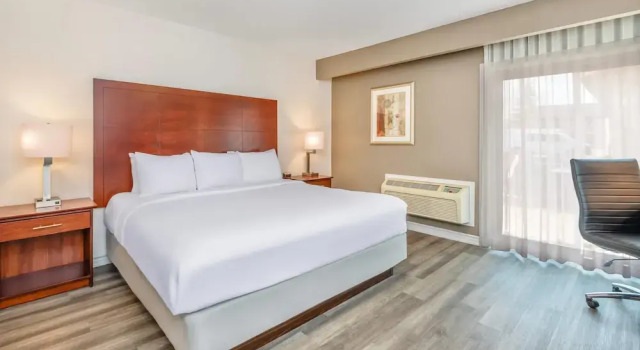 Двухместный номер с балконом Comfort Inn & Suites Thousand Islands Harbour District