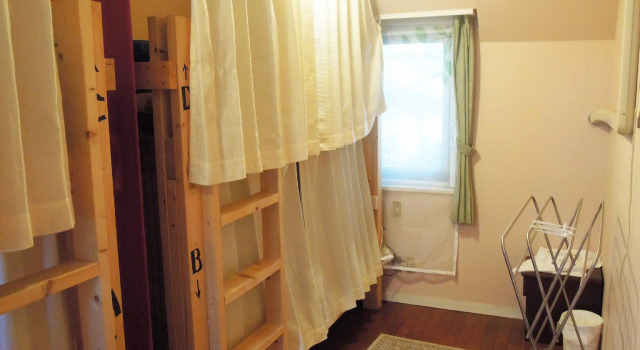 Кровать в общем номере (женский номер) Bellscabin Guesthouse