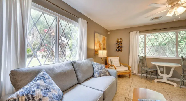 1 Mi to Lake Dora: Cottage w/ Shared Yard & Patio!, Book Feriehus Mount Dora Florida, nær Renningers