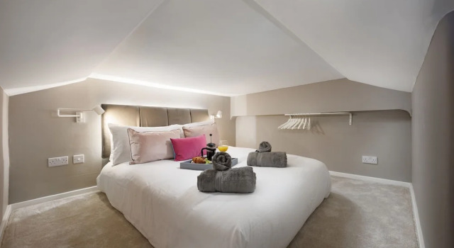 Stunning Arty Apartment & mezzanine, Забронировать Апартаменты/квартира Плимут Девон, рядом с Cathedral Church of St Mary and St Boniface