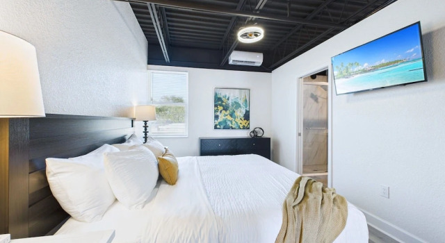 Sleek Coastal Loft Close to Port Beach -unit 205, Varaa Huoneisto Cape Canaveral Space Coast
