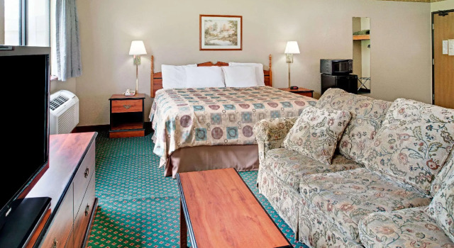 Двухместный люкс Super 8 by Wyndham Omaha Eppley Airport/Carter Lake