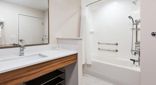 Четырёхместный номер Standard Fairfield Inn & Suites by Marriott Goshen