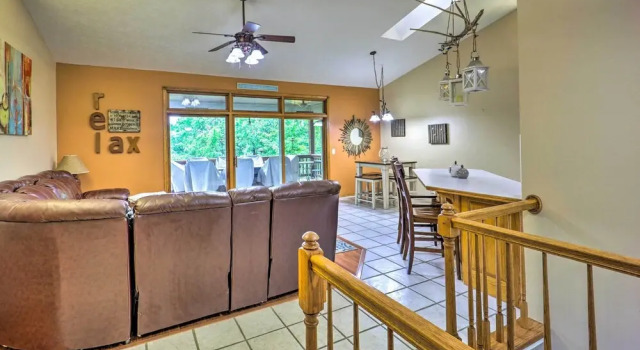 Waterfront Home on Beaver Lake w/ 2 Decks!, Buchen Sie Ferienhaus Lost Bridge Village USA