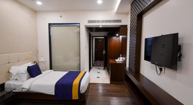OYO Premium JHV Mall Cantonment