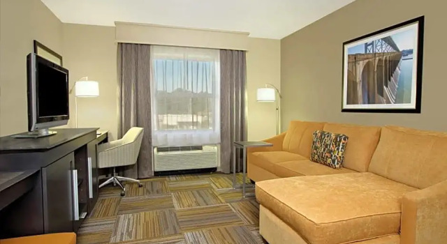 Четырёхместный люкс c 1 комнатой Hampton Inn & Suites-Florence Downtown