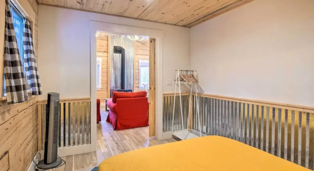 Коттедж Picturesque Alma Log Cabin w/ Deck & Grill!