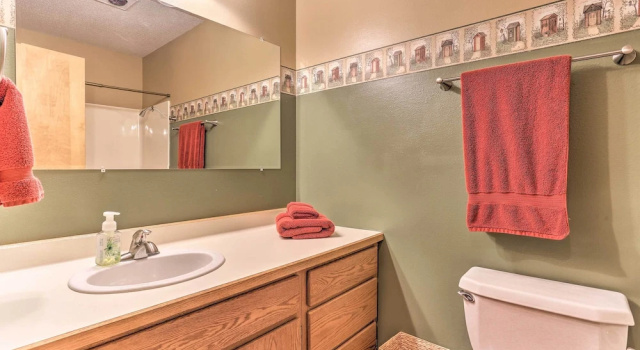 Коттедж Lead Cabin ~ 9 Mi to Deadwood: Hot Tub + Patio!