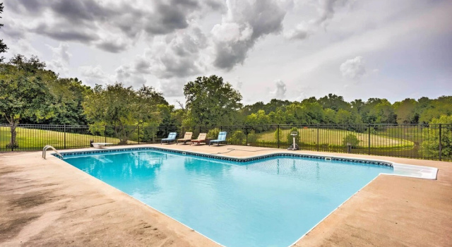 Апартаменты Cozy Missouri Retreat w/ Pool, Pond & Fire Pit!