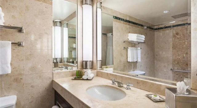 Четырёхместный номер Standard Hotel Bonaventure Montreal