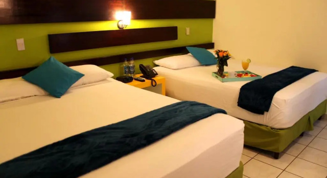 Четырёхместный номер Standard Villa del Angel Hotel