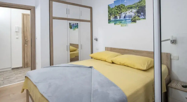 Apartment Mia - Two Bedroom Apartment With Balcony, Prenota Appartamento Hotel a Croatian Islands con parcheggio, Parcheggio