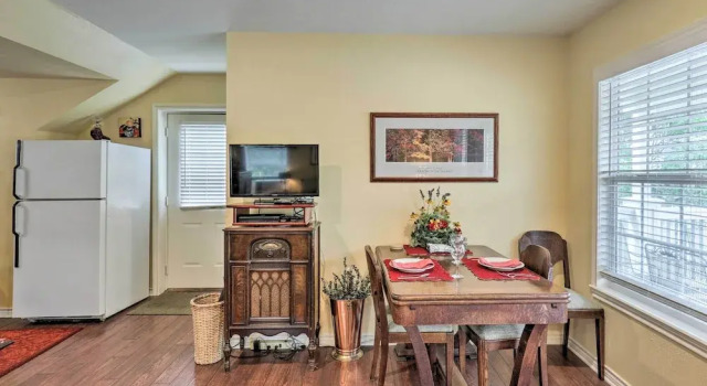 Studio in College Station w/ Expansive Deck!, Reserva ahora Apartamento College Station Texas