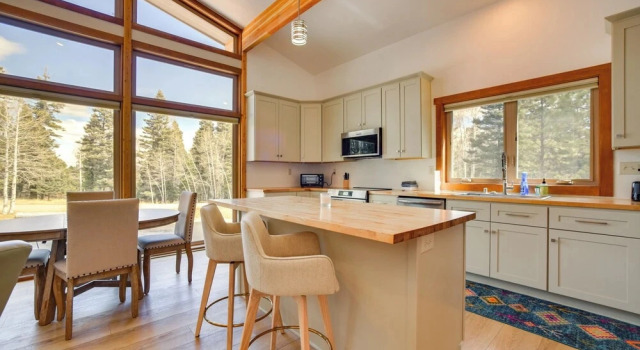 2 Mi to Angel Fire Resort: Year-round Retreat, Забронировать Дом для отпуска Виллы Нью-Мексико, Вилла