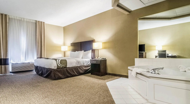 Двухместный люкс Quality Suites Graham - Burlington South