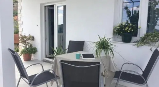 Apartment ?A piro - parking and barbecue: A1 prizemlje Kastel Novi. Riviera Split