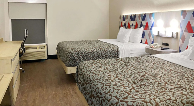 Четырёхместный номер Standard Days Inn & Suites by Wyndham Peachtree Corners Norcross