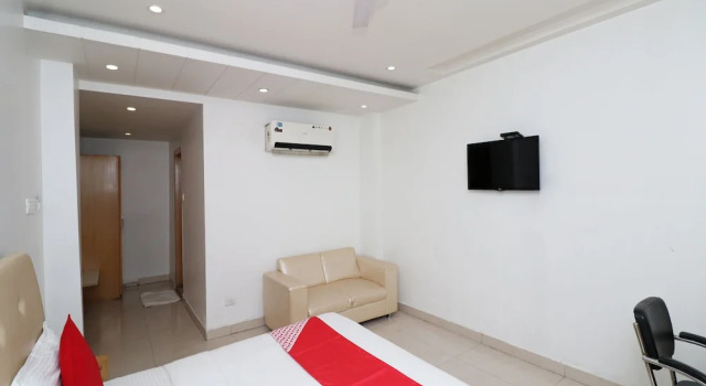OYO 5843 Hotel Yash Inn, Забронировать Отель Мирзапур штат Уттар-Прадеш