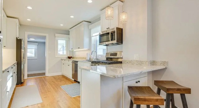 Коттедж 2 Mi to Northwestern: Updated Home w/ Game Room!