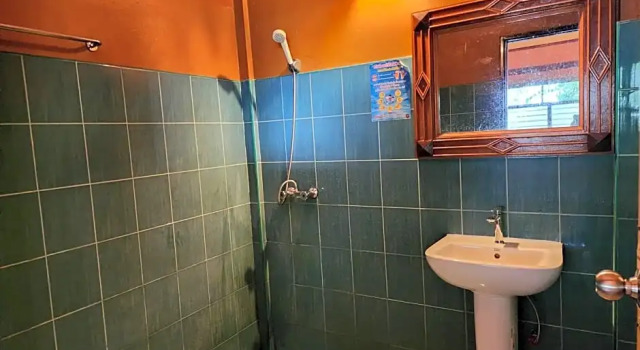 Кровать в общем номере Coral Resort & Bungalows