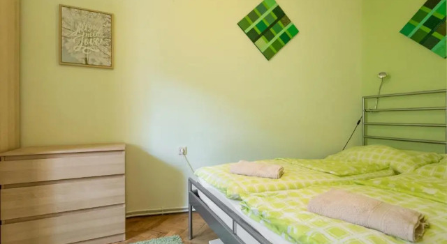 COZY and quiet flat - 12 min to center