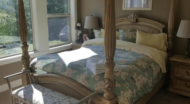Fairways B&B - Couples Retreat, Забронировать Отель «постель и завтрак» Отели Келоуна 3 звезды, 3*