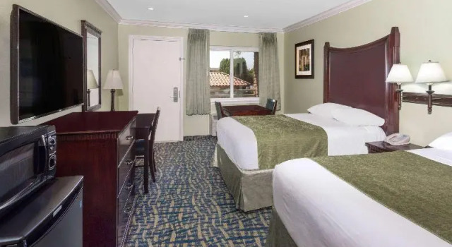 Номер Travelodge Orange County Airport  Costa Mesa